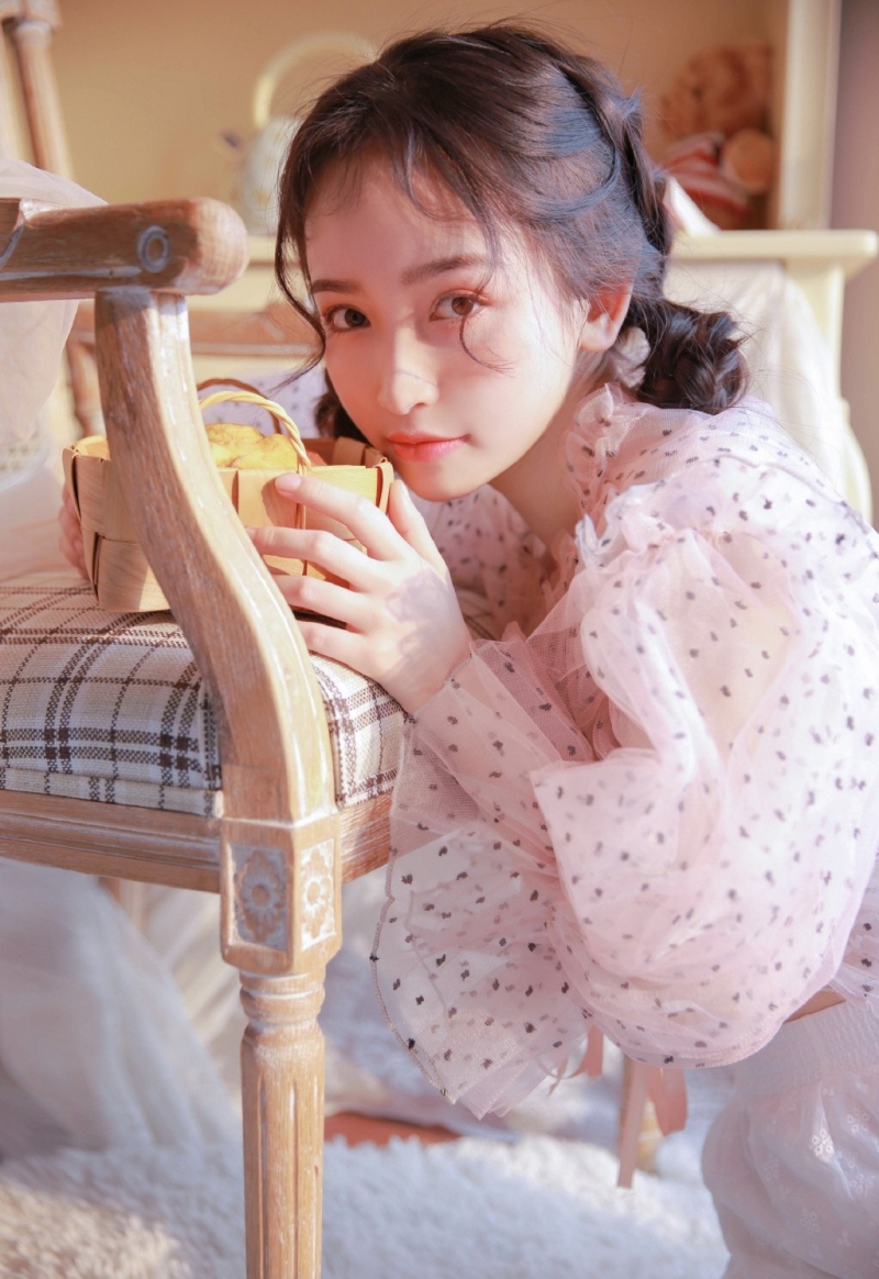 粉嫩小女生半透明蕾丝装明媚写真  第2张