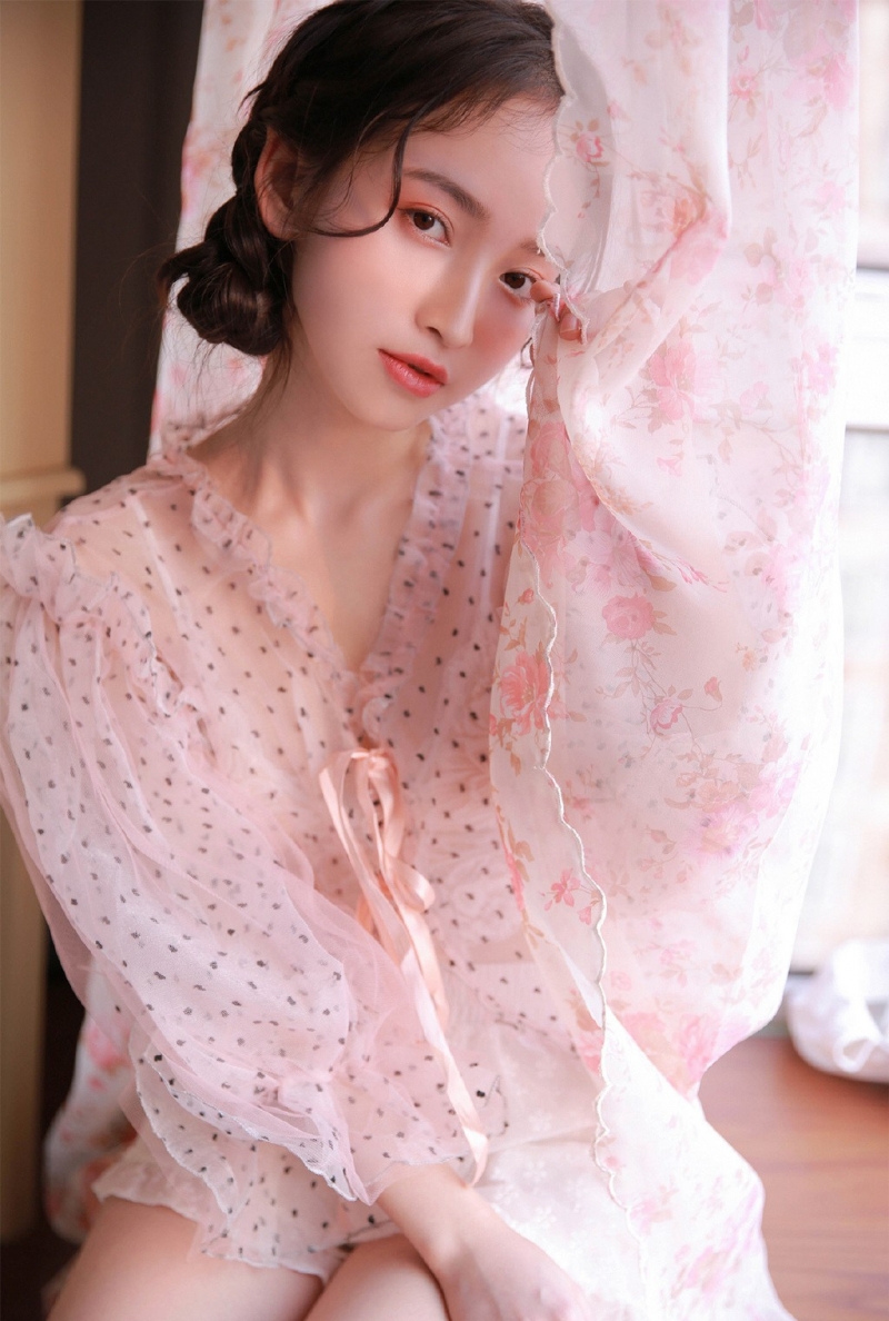 粉嫩小女生半透明蕾丝装明媚写真  第3张