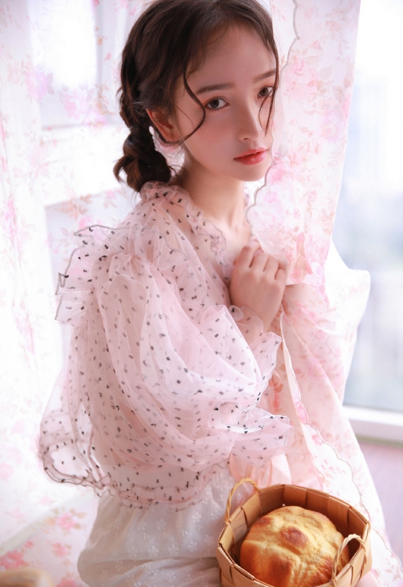 粉嫩小女生半透明蕾丝装明媚写真  第4张