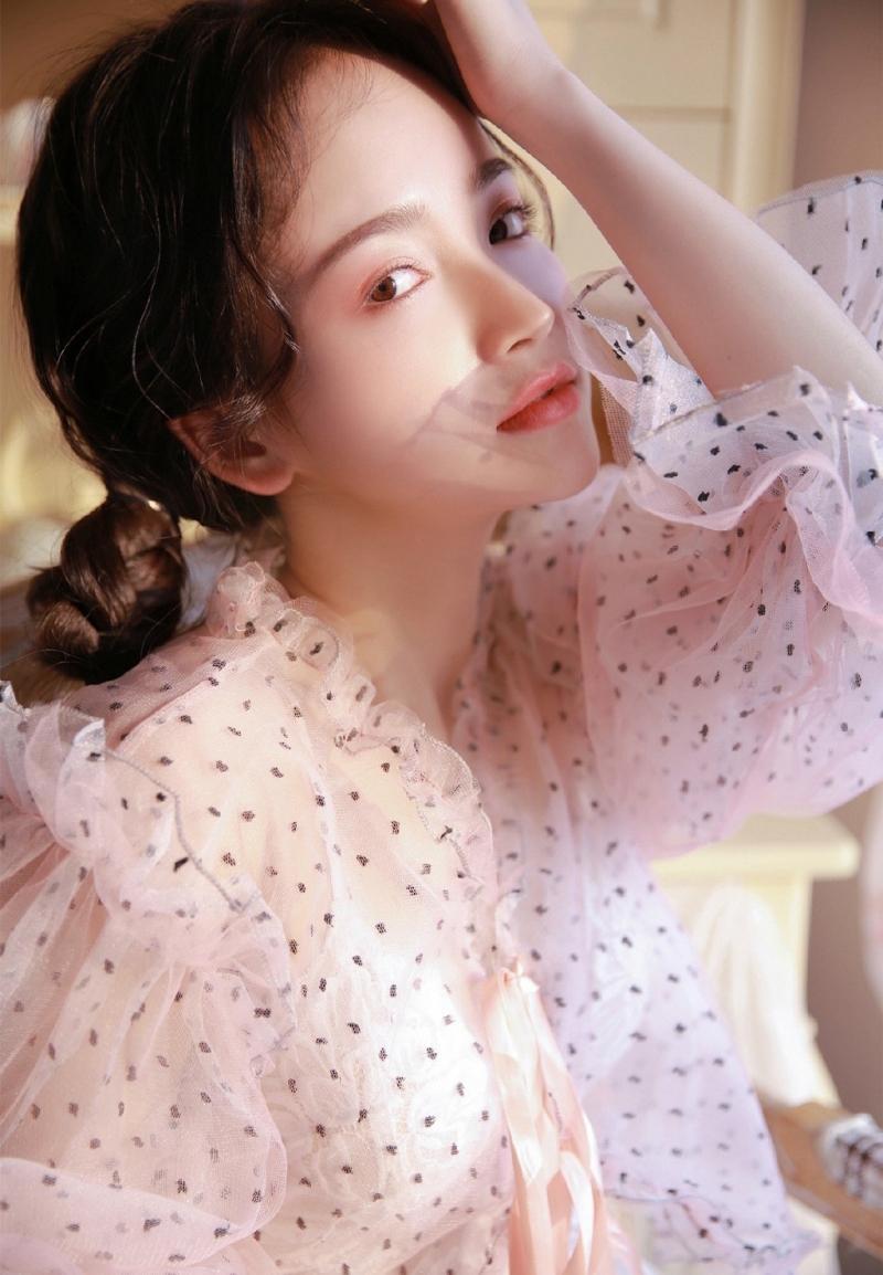 粉嫩小女生半透明蕾丝装明媚写真  第5张
