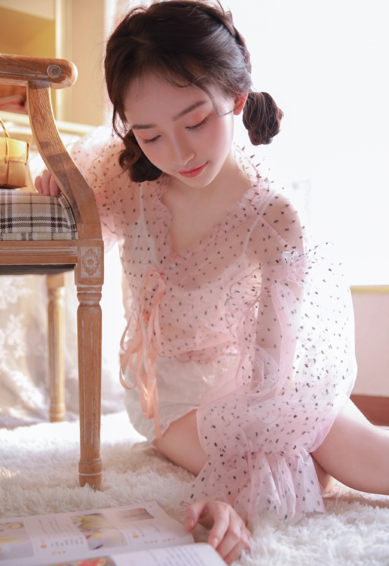 粉嫩小女生半透明蕾丝装明媚写真  第6张