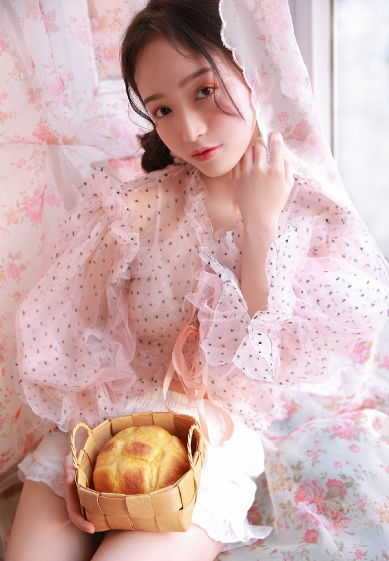 粉嫩小女生半透明蕾丝装明媚写真  第7张