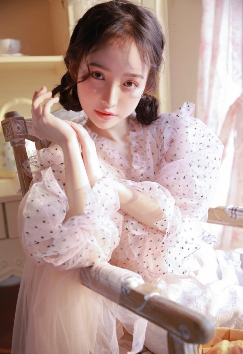 粉嫩小女生半透明蕾丝装明媚写真  第8张