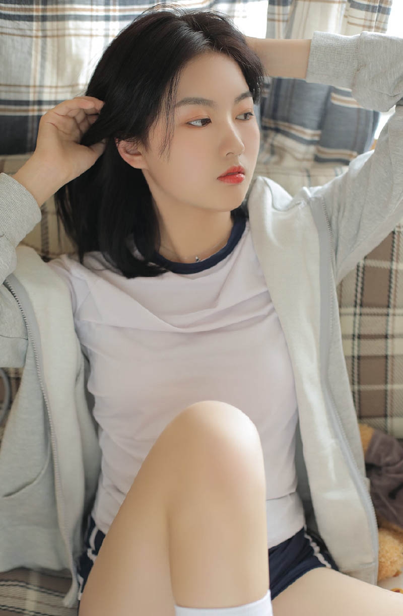 清纯小妹唇红齿白惹火艺术写真  第3张