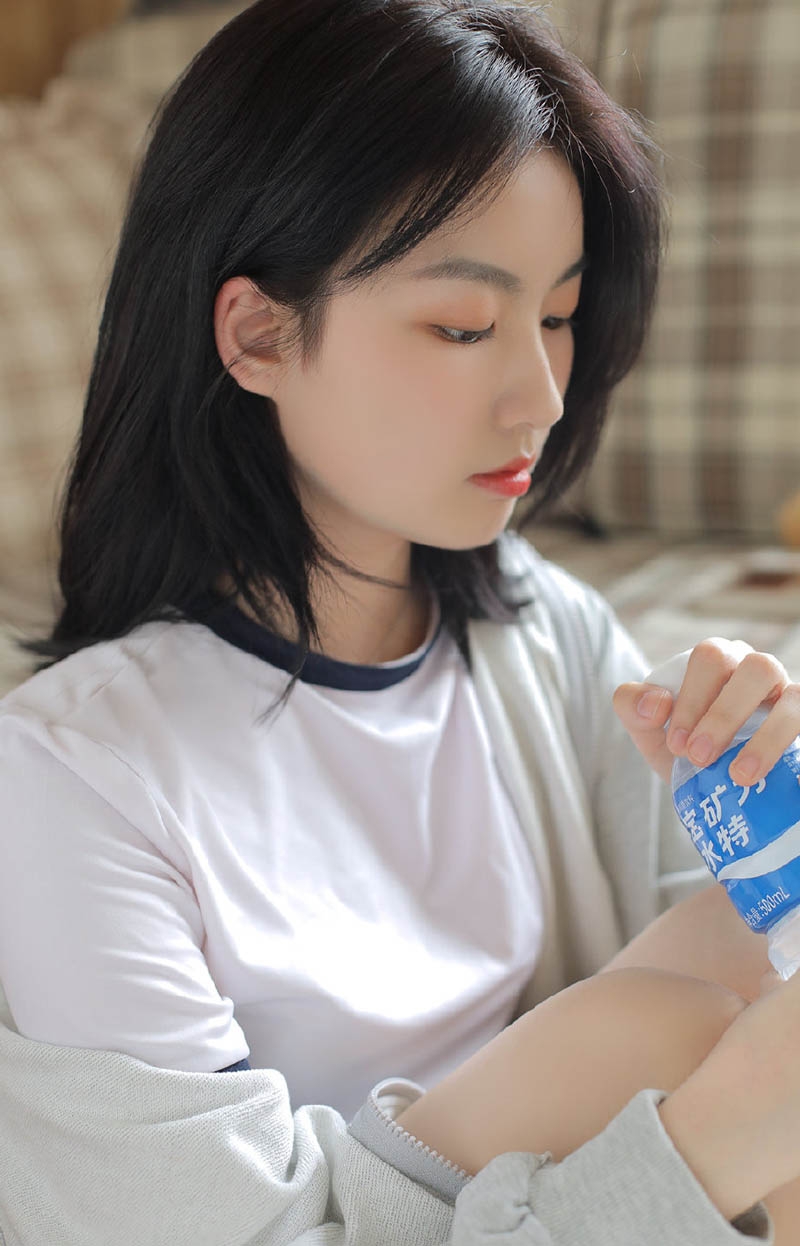 清纯小妹唇红齿白惹火艺术写真  第4张