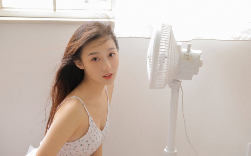 漂亮美眉连体吊带性感私房照  第2张