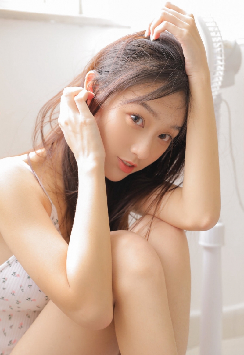 漂亮美眉连体吊带性感私房照  第7张