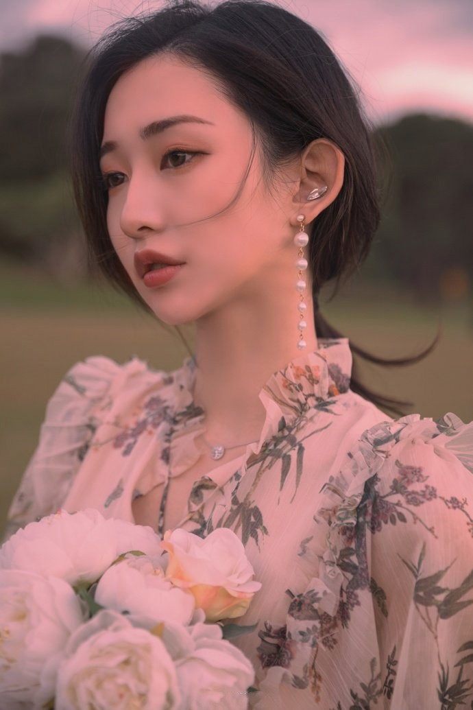 复古风优雅美女飘逸碎花裙私拍  第2张