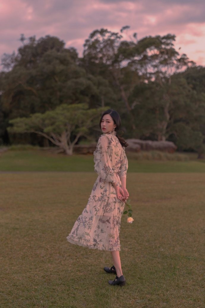 复古风优雅美女飘逸碎花裙私拍  第3张
