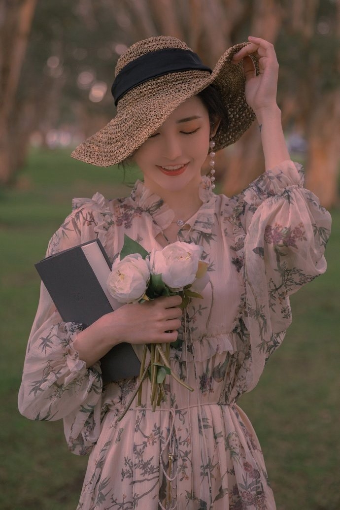 复古风优雅美女飘逸碎花裙私拍  第4张