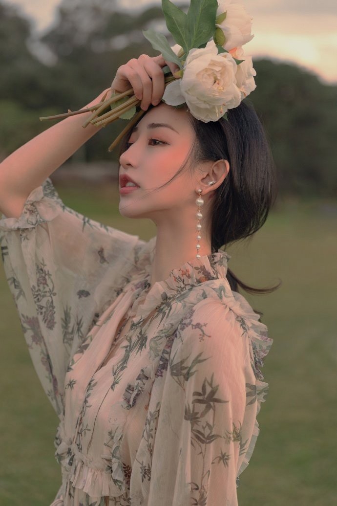 复古风优雅美女飘逸碎花裙私拍  第5张