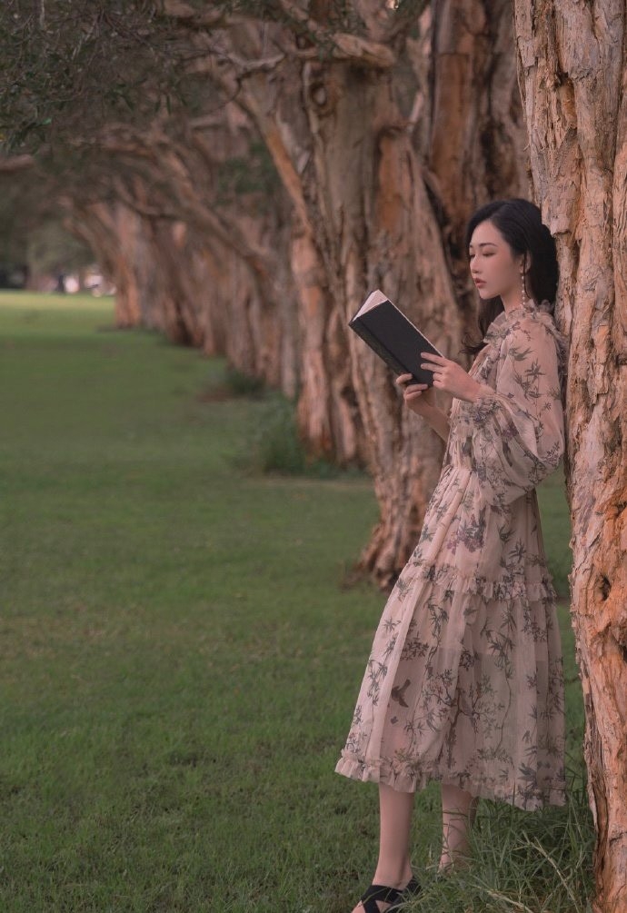 复古风优雅美女飘逸碎花裙私拍  第7张