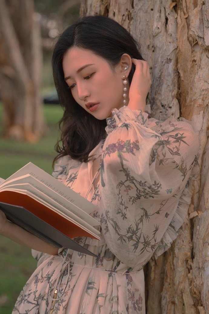 复古风优雅美女飘逸碎花裙私拍  第8张