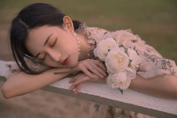 复古风优雅美女飘逸碎花裙私拍  第9张