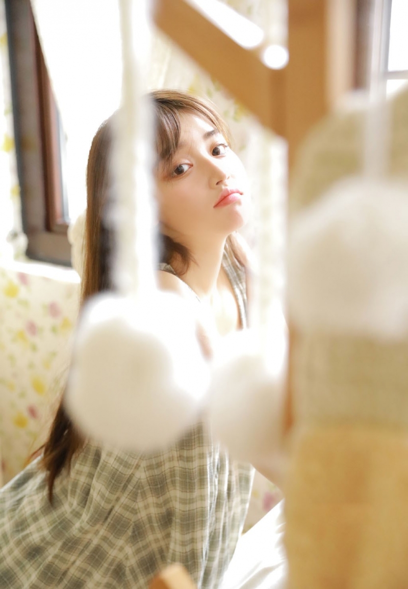 格子裙妹妹肤若凝脂俏皮美女图  第3张