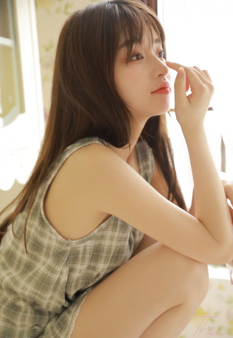 格子裙妹妹肤若凝脂俏皮美女图  第4张