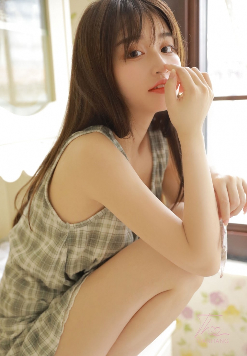 格子裙妹妹肤若凝脂俏皮美女图  第5张