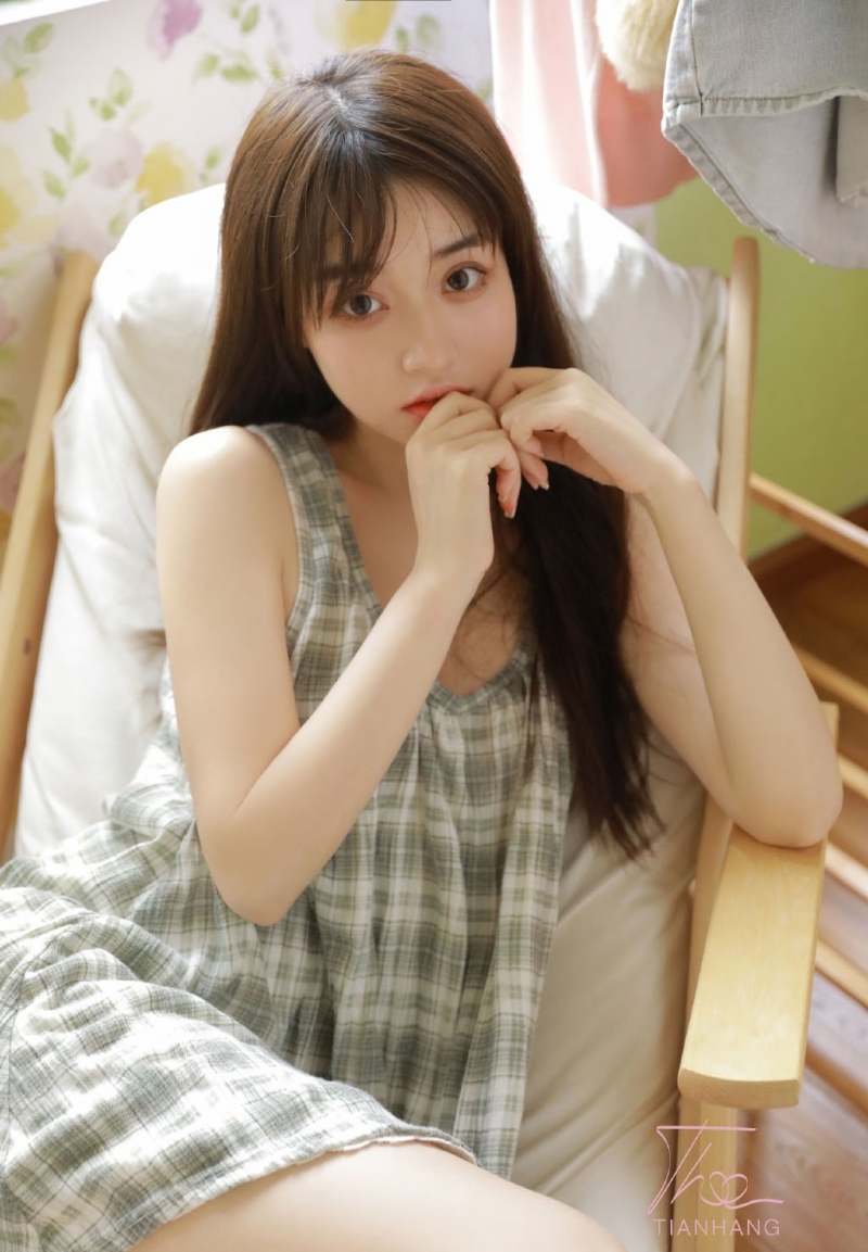 格子裙妹妹肤若凝脂俏皮美女图  第7张