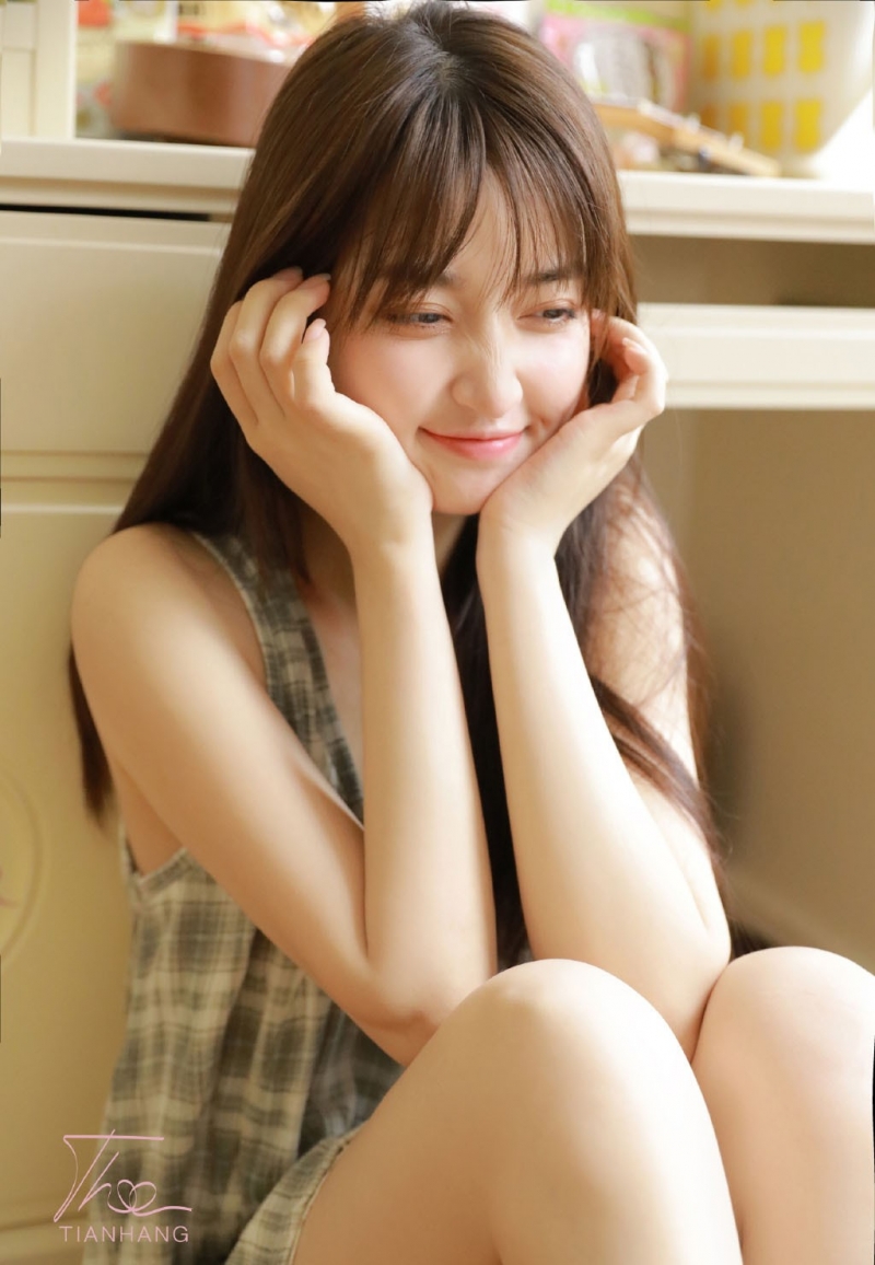 格子裙妹妹肤若凝脂俏皮美女图  第9张