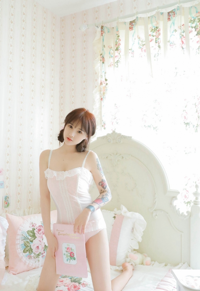 粉嫩小女生长腿好身材迷人私房写真  第2张