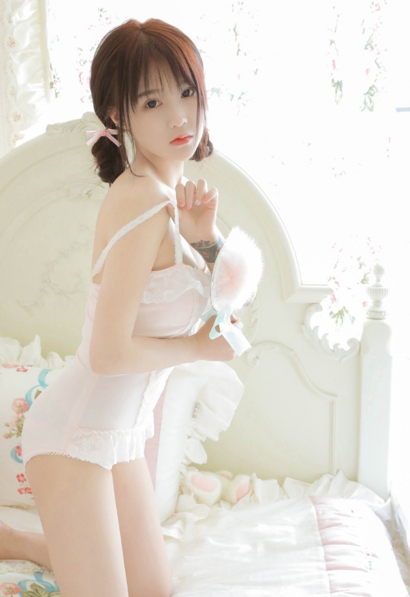 粉嫩小女生长腿好身材迷人私房写真  第3张