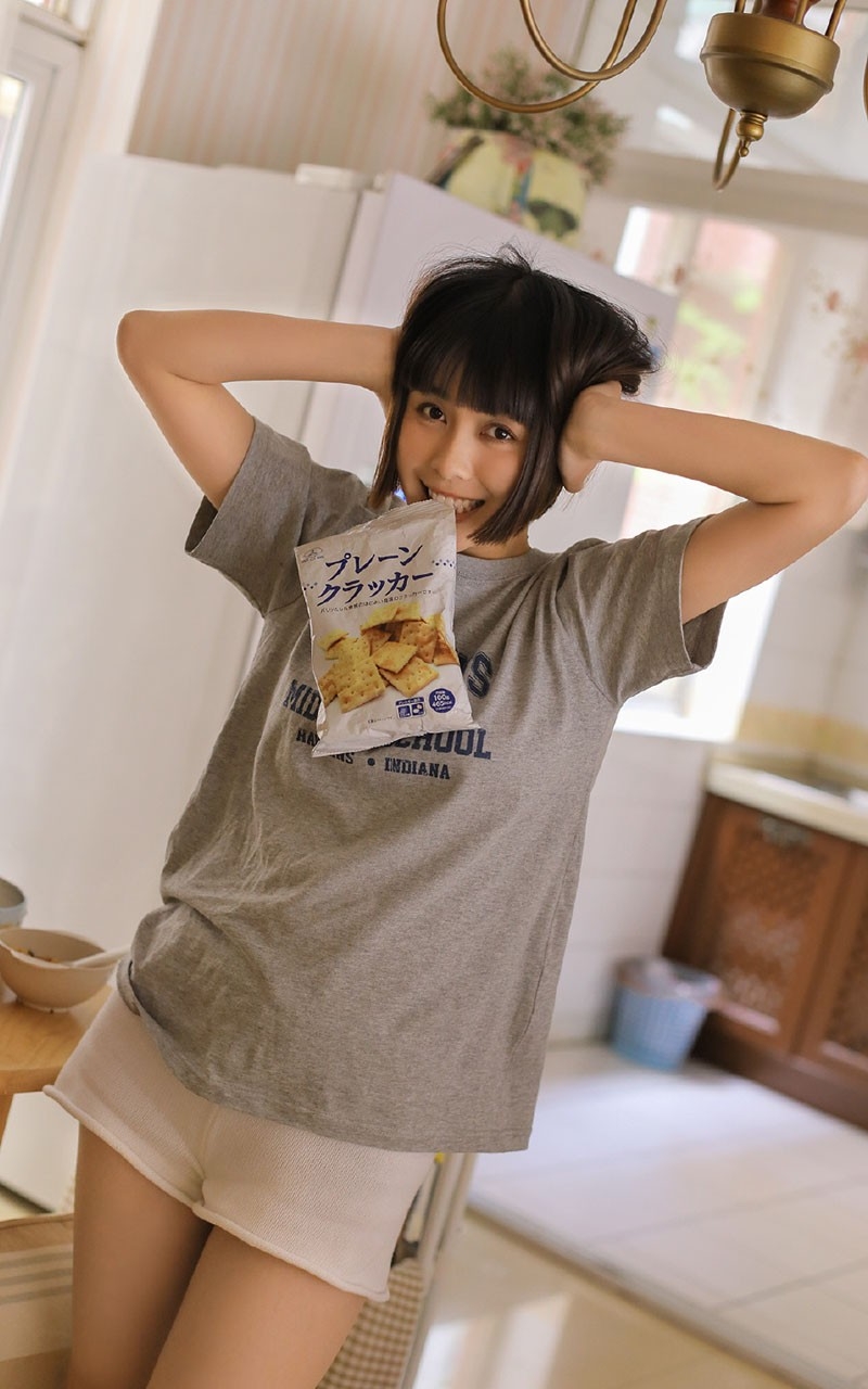 短发俏皮妹妹大眼清澈清纯写真  第2张