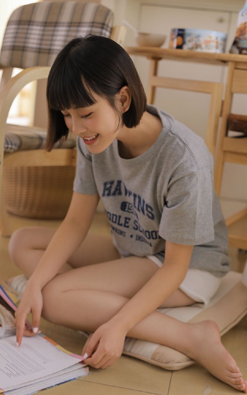 短发俏皮妹妹大眼清澈清纯写真  第3张