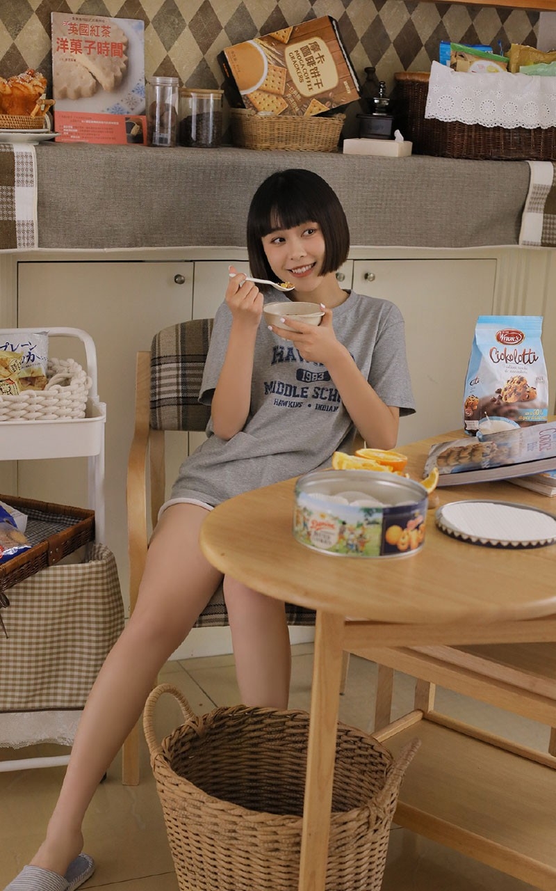 短发俏皮妹妹大眼清澈清纯写真  第6张