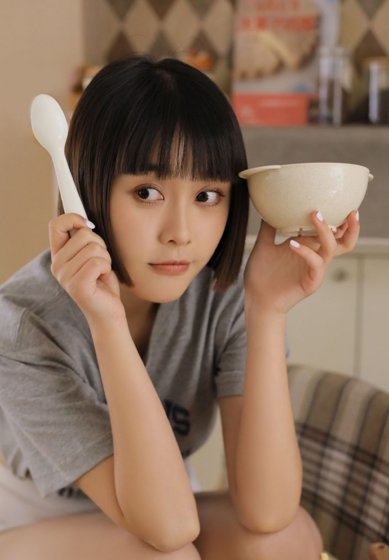 短发俏皮妹妹大眼清澈清纯写真  第7张