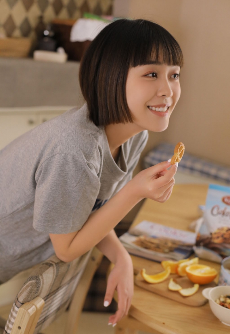 短发俏皮妹妹大眼清澈清纯写真  第13张