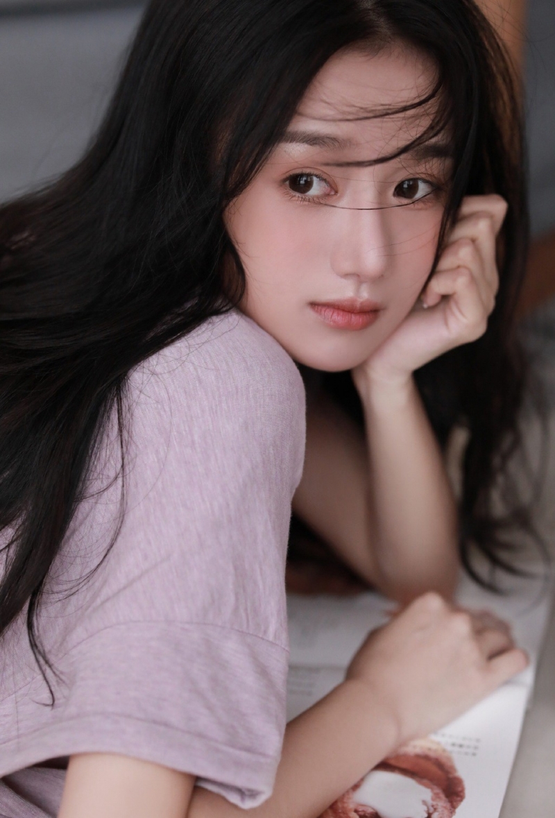 大眼美女粉嫩娇艳漂亮女生图片  第3张