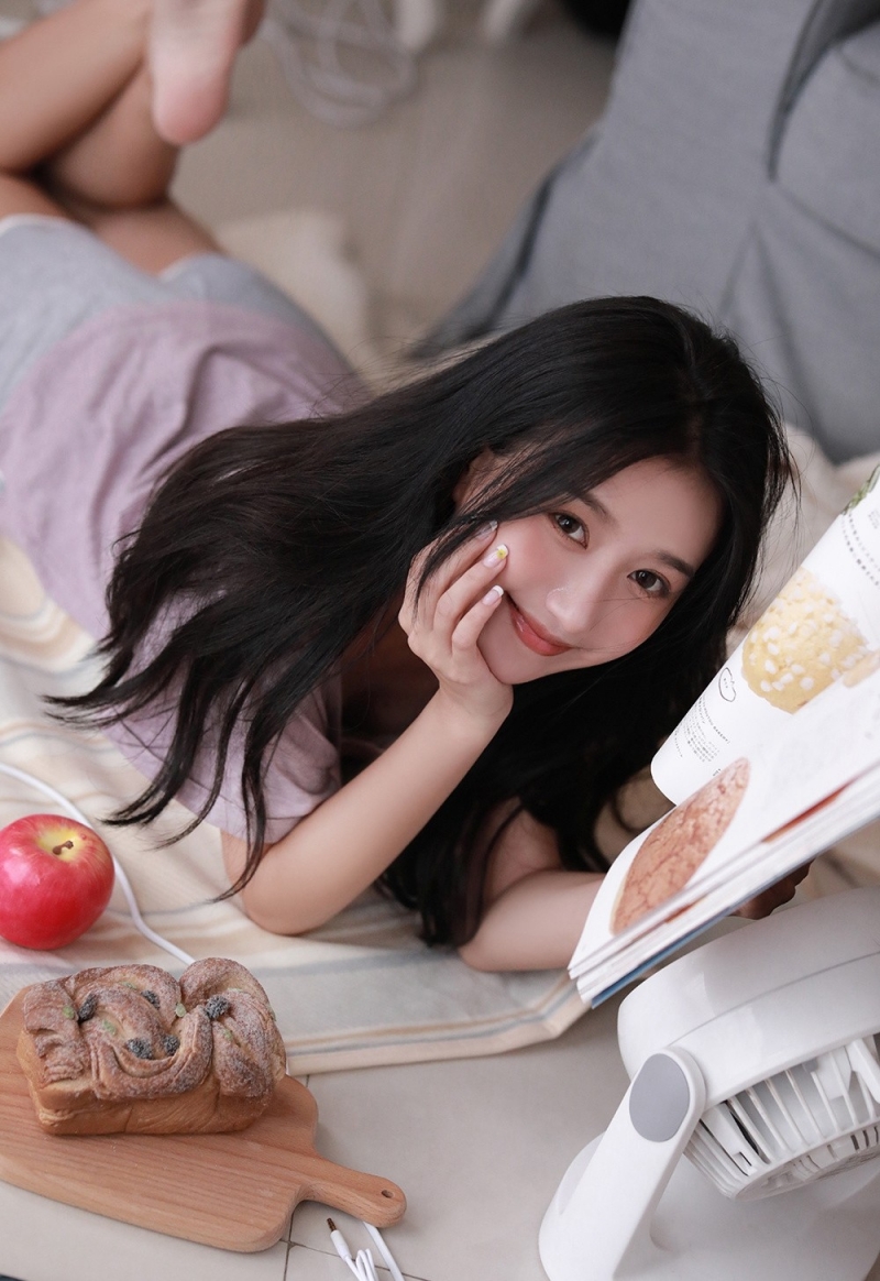 大眼美女粉嫩娇艳漂亮女生图片  第5张