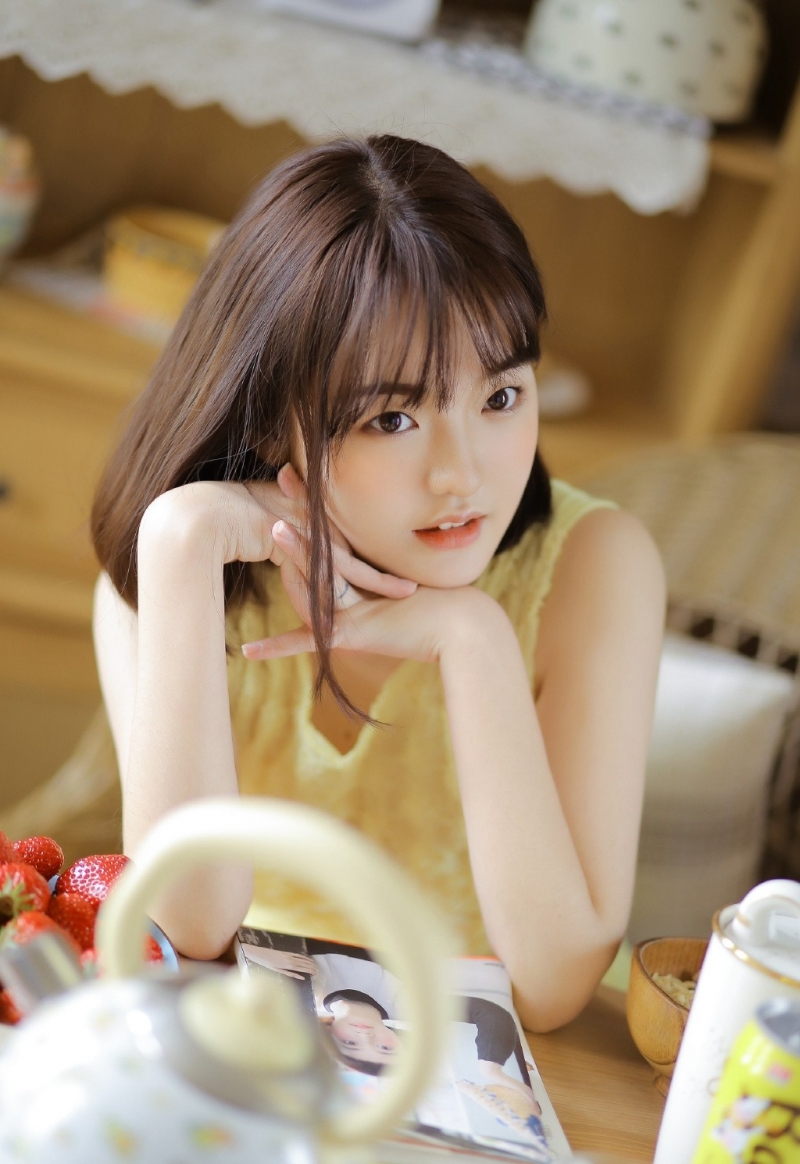 甜美学生妹长得亭亭玉立迷人写真  第2张