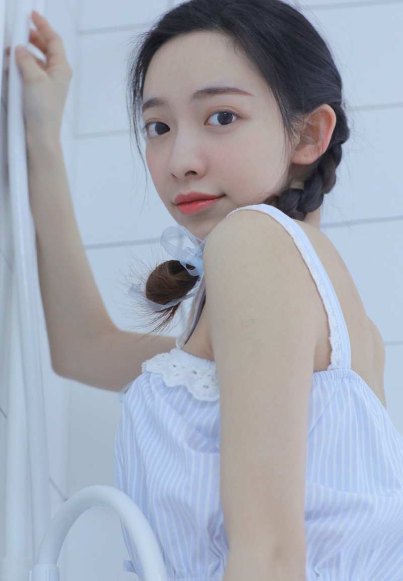 麻花辫少女杏眼清澈养眼写真  第1张