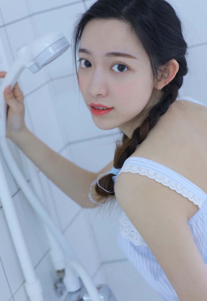麻花辫少女杏眼清澈养眼写真  第2张