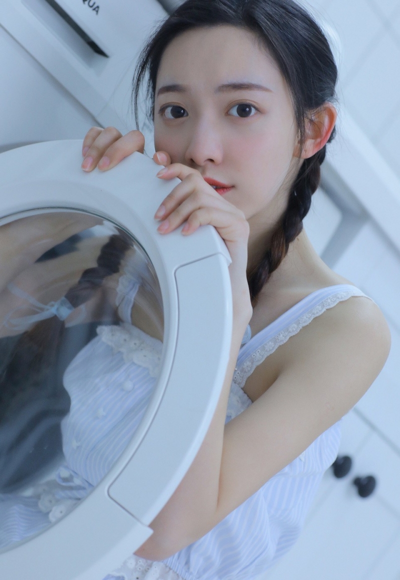 麻花辫少女杏眼清澈养眼写真  第3张