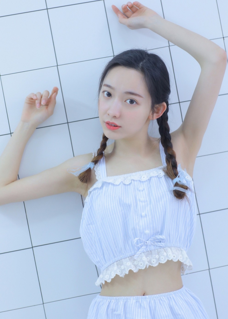 麻花辫少女杏眼清澈养眼写真  第4张