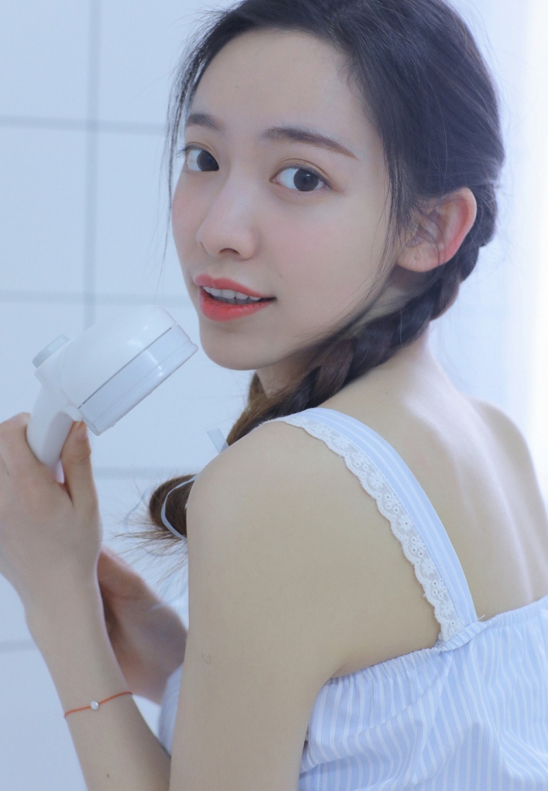 麻花辫少女杏眼清澈养眼写真  第5张