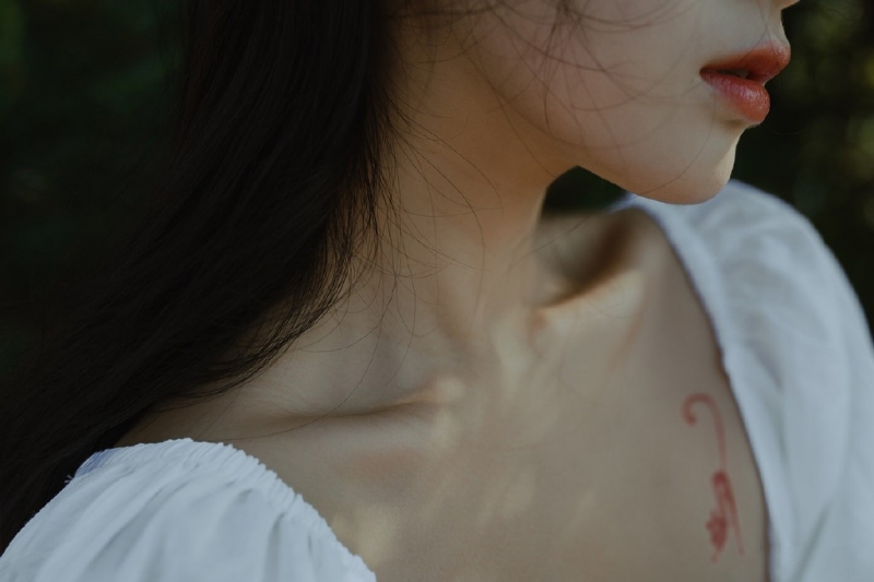 文艺少女户外唯美养眼写真  第1张