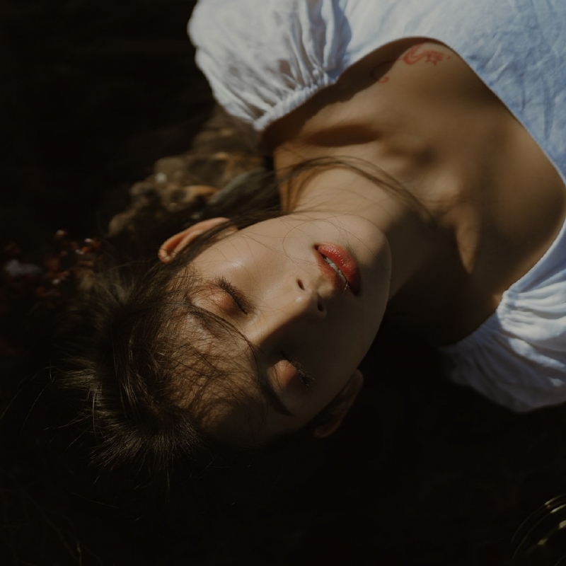 文艺少女户外唯美养眼写真  第2张