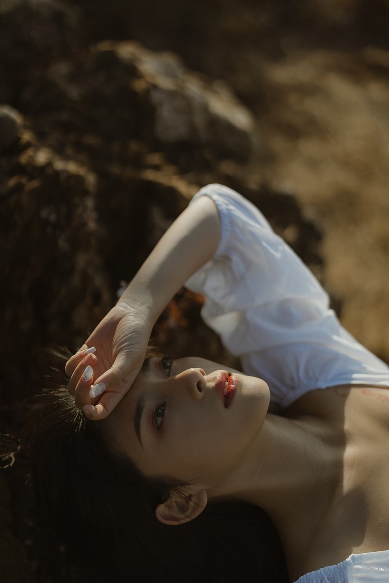 文艺少女户外唯美养眼写真  第3张