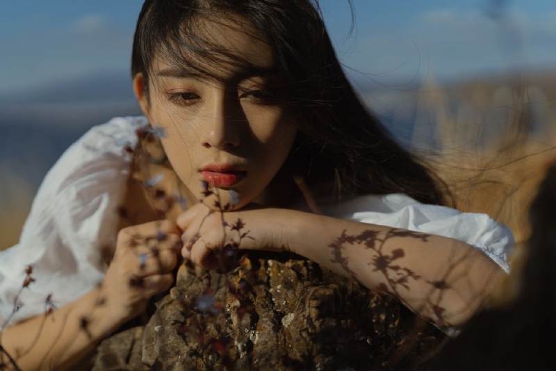 文艺少女户外唯美养眼写真  第4张