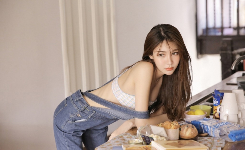 背带裤美女气质清纯唯美图片  第2张