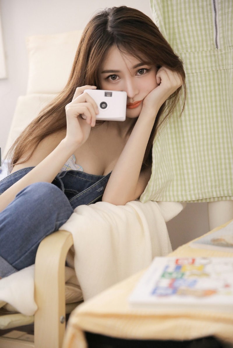 背带裤美女气质清纯唯美图片  第6张