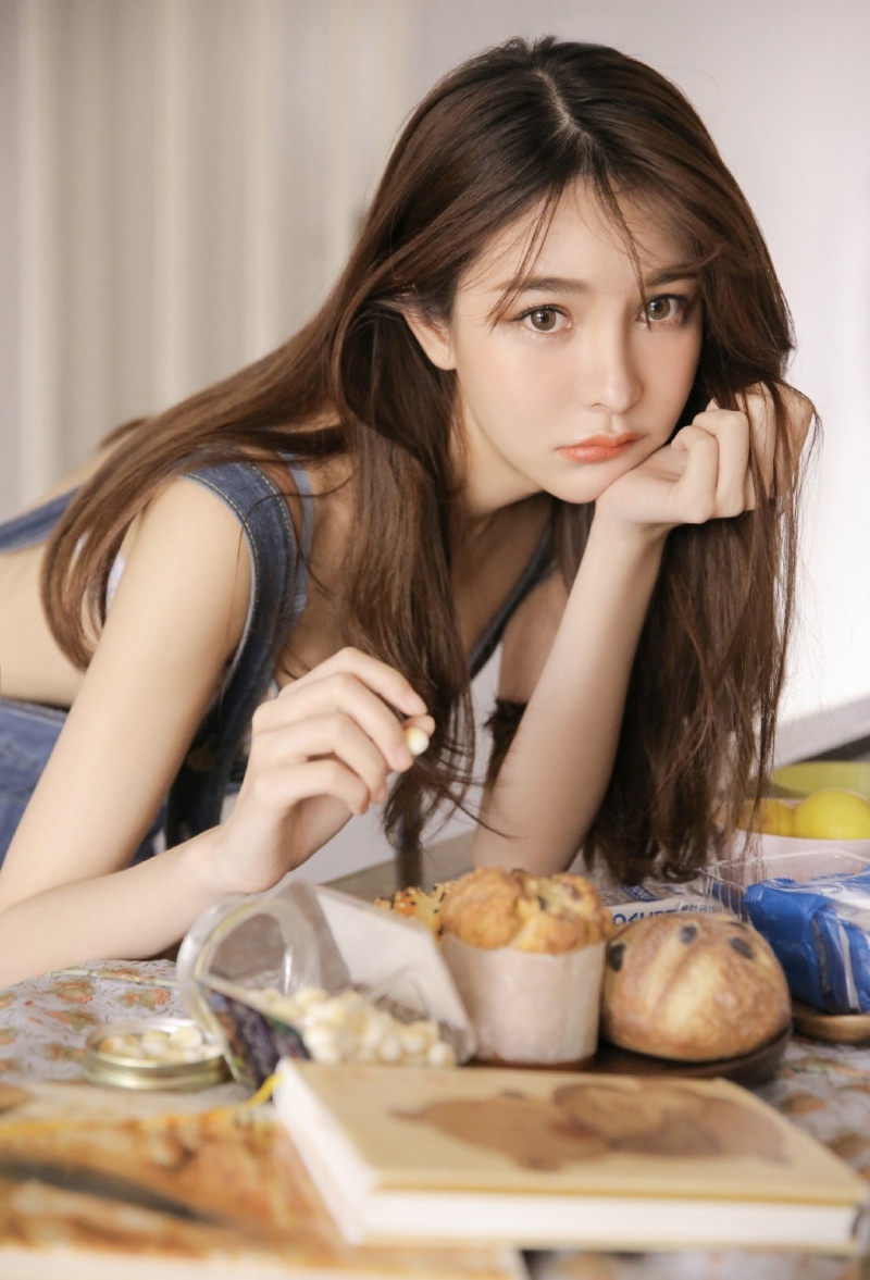 背带裤美女气质清纯唯美图片  第9张