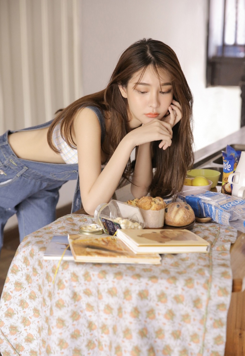 背带裤美女气质清纯唯美图片  第10张