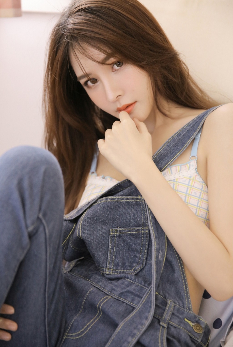 背带裤美女气质清纯唯美图片  第11张