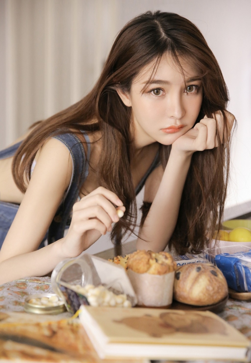 背带裤美女气质清纯唯美图片  第14张