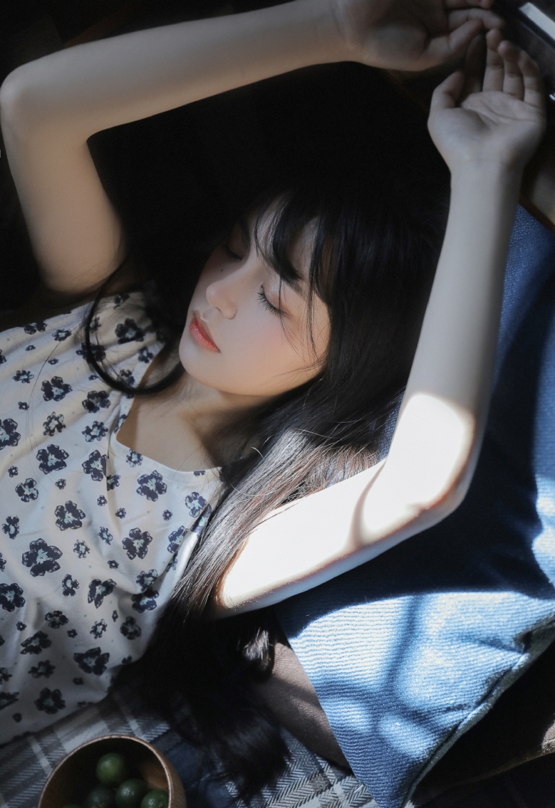 牛奶肌美眉宛若天使干净美女图片  第1张