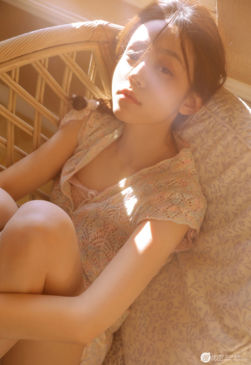 背光少女侧脸精致唯美图片  第3张